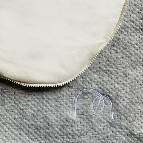 saco de dormir acolchado color gris melange, forrado por dentro en 100% algodón pima